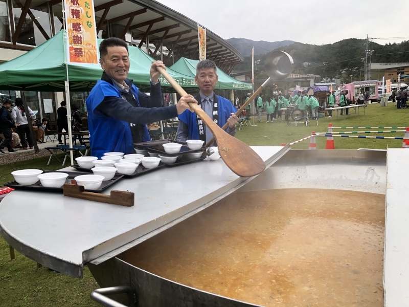 尾瀬かたしな秋の収穫感謝祭で大鍋お試しふりふり♪